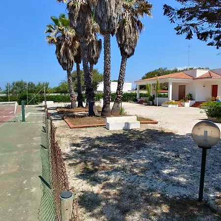 Anna Con Campo Da Tennis Gallipoli Lido Pizzo *